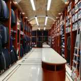 Entriamo nel locale dal soffitto a botte e l�arredamento in legno...